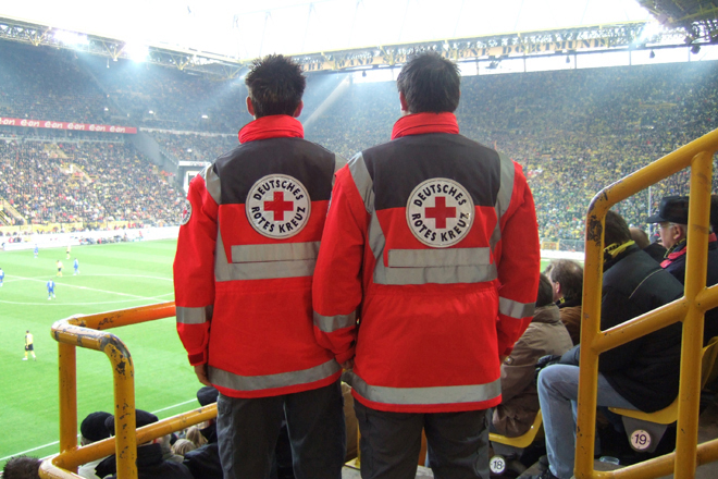 Sanitätsdienst Einsatzstelle, Rettungssanitäter, Stadion, Fußballspiel, WM 2006