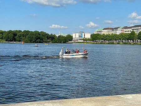Mit dem Boot wird der Wettkampf in der Binnenalster abgesichert
